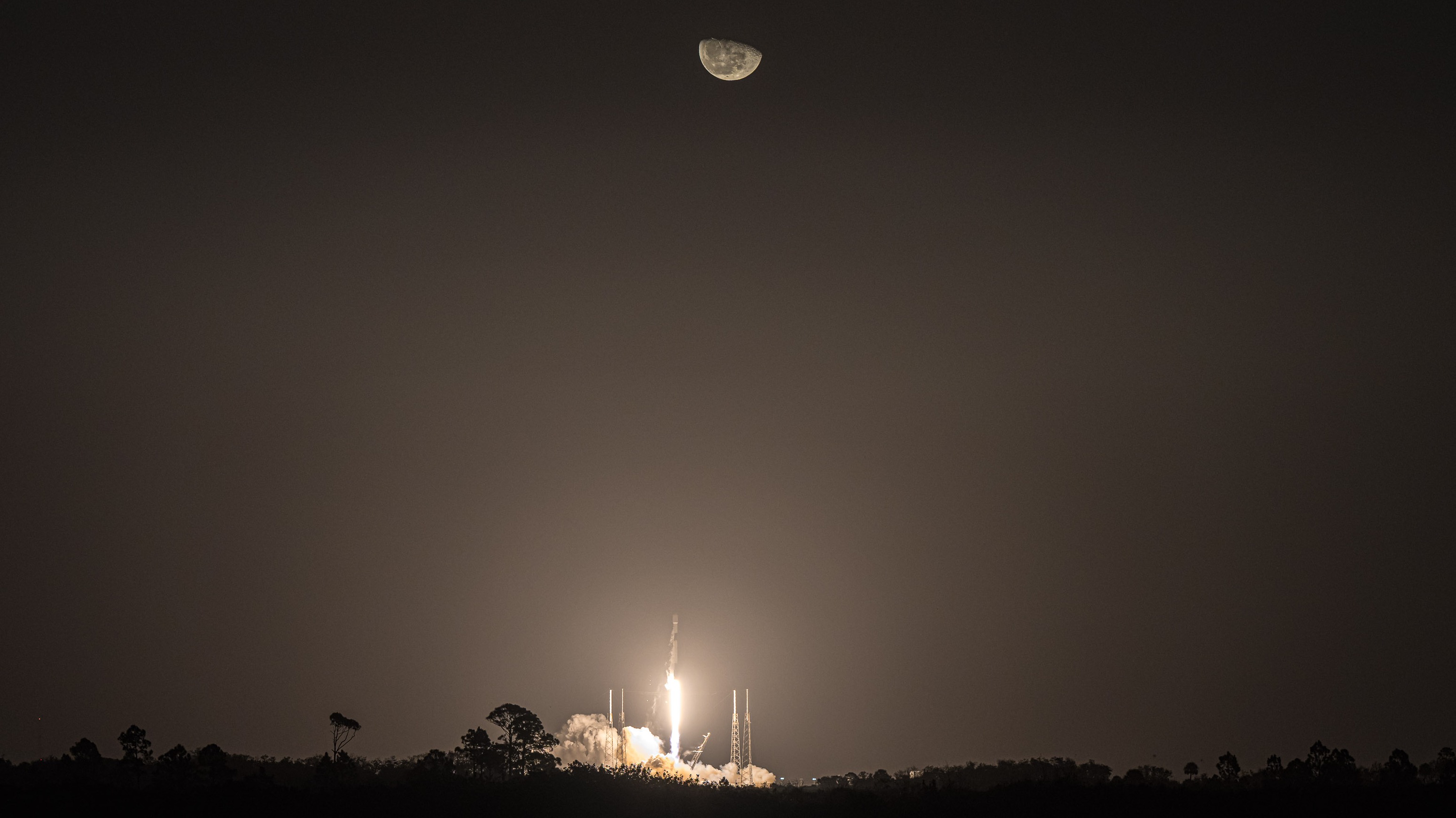 SpaceX Starlink launch grazes the moon in gorgeous photos