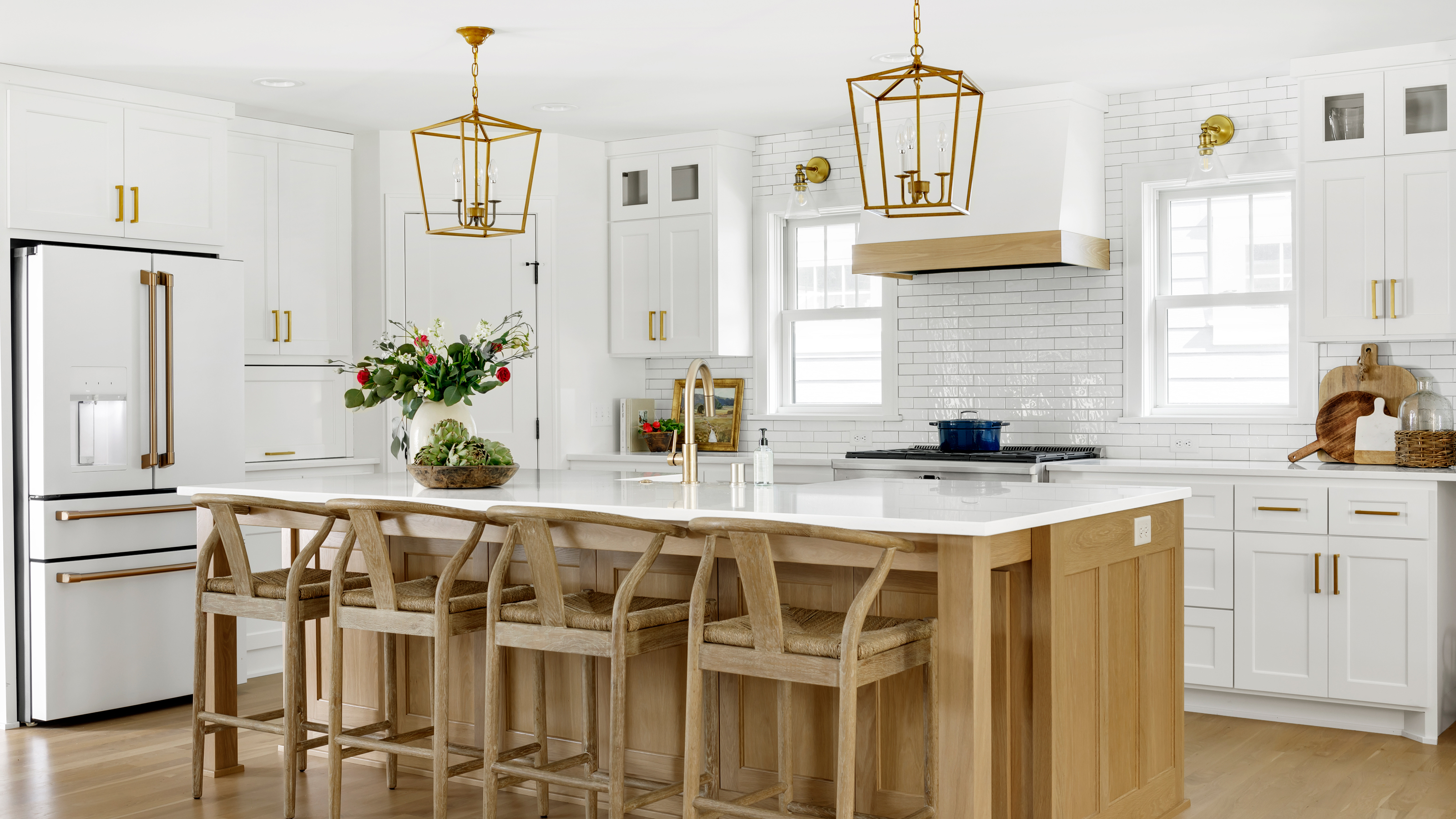 Kitchen Islands Vs. Peninsula in a dining room table