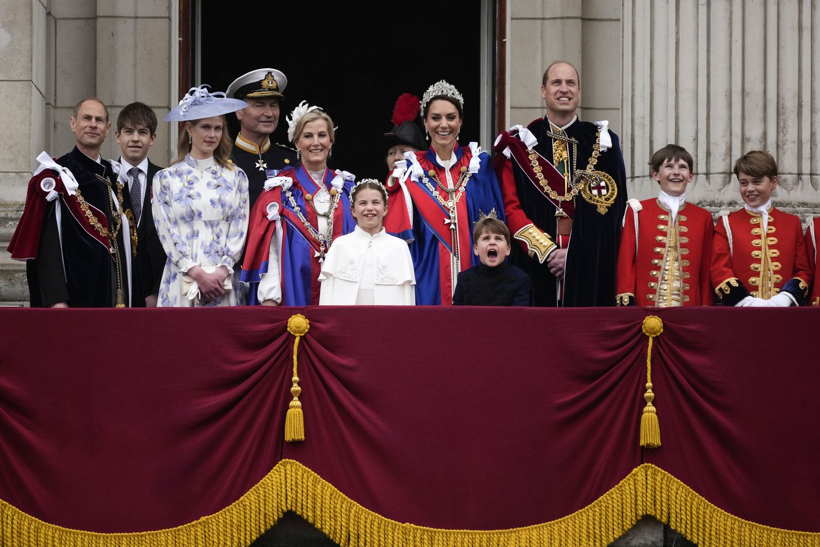 Kr L Karol I Rodzina Kr Lewska Wyszli Na Balkon Pa Acu Buckingham Po