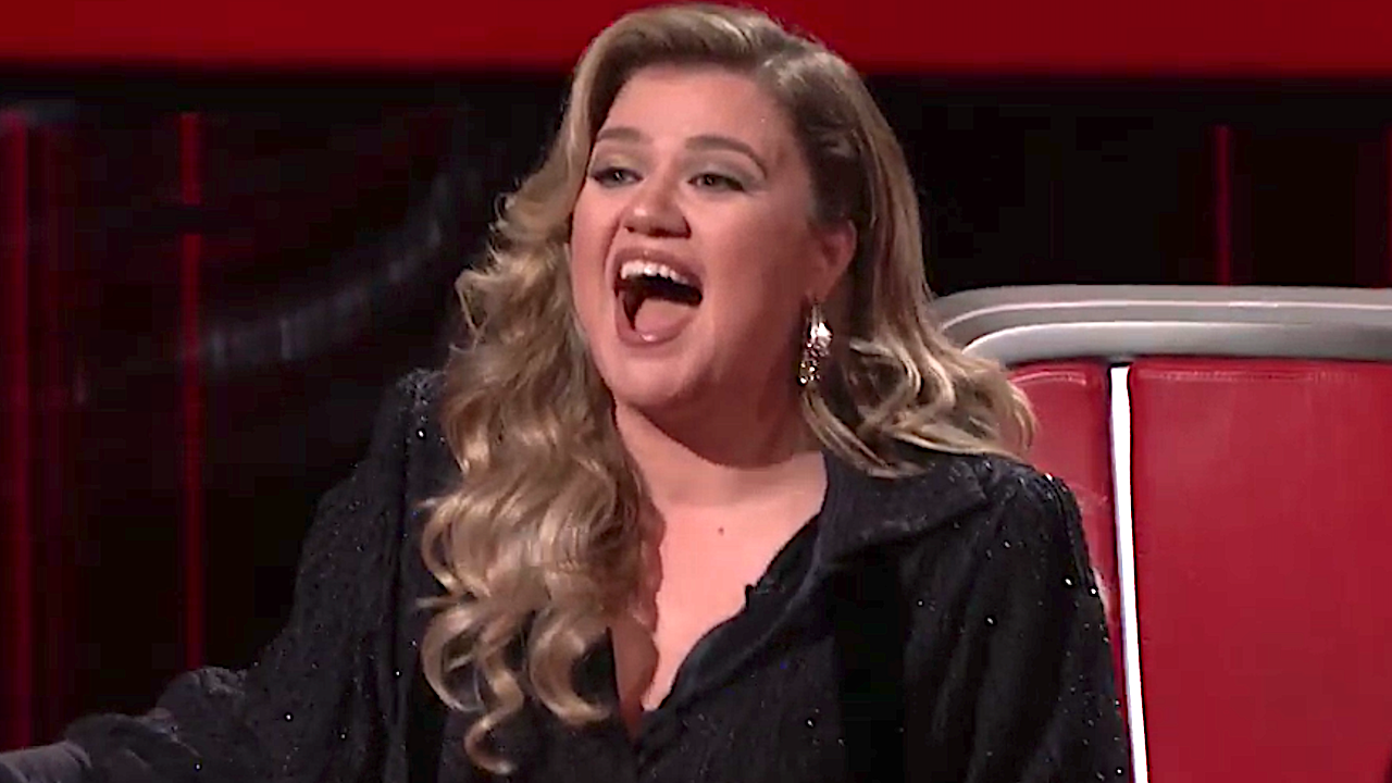 Kelly Clarkson Wore A Hilariously Large Belt On The Voice And The Fans' Reactions Have Me LOLing