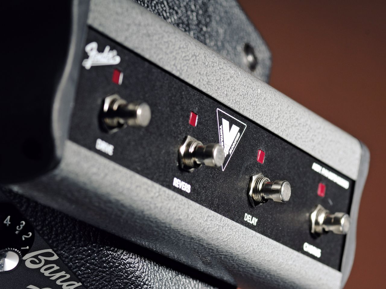 The onboard effects can be controlled from a footswitch