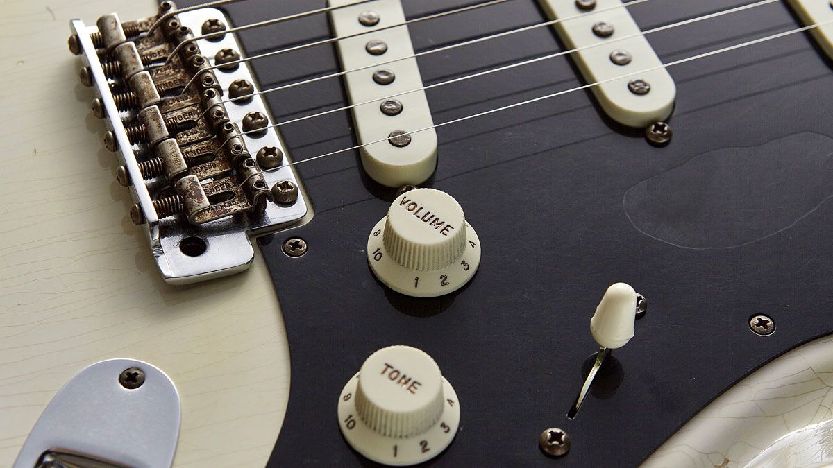 The Ancho Poblano is a curious mix of Strat and Tele hallmarks, such as the Tele-like single-ply black Bakelite scratchplate