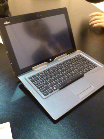 The digitizer pen sitting on the keypad of the Fujitsu Stylistic Q702