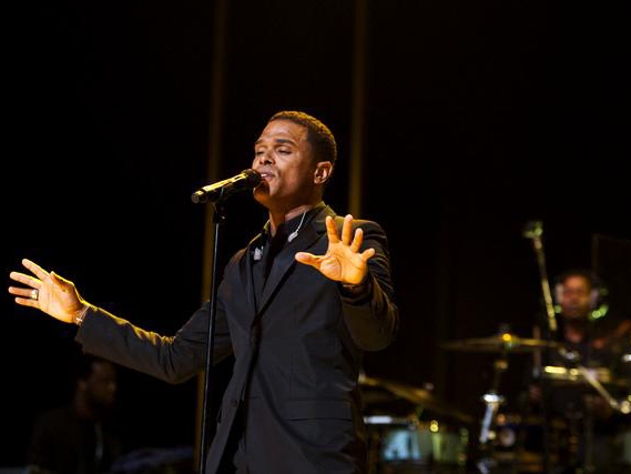 Maxwell in performance at the 2009 Essence Music Festival.