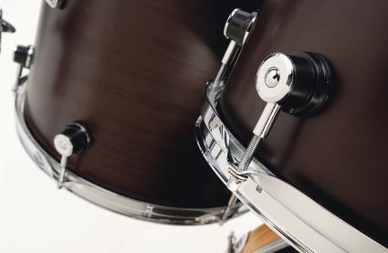 Round lugs made of metal and plastic add another distinctive visual touch to an already good-looking kit
