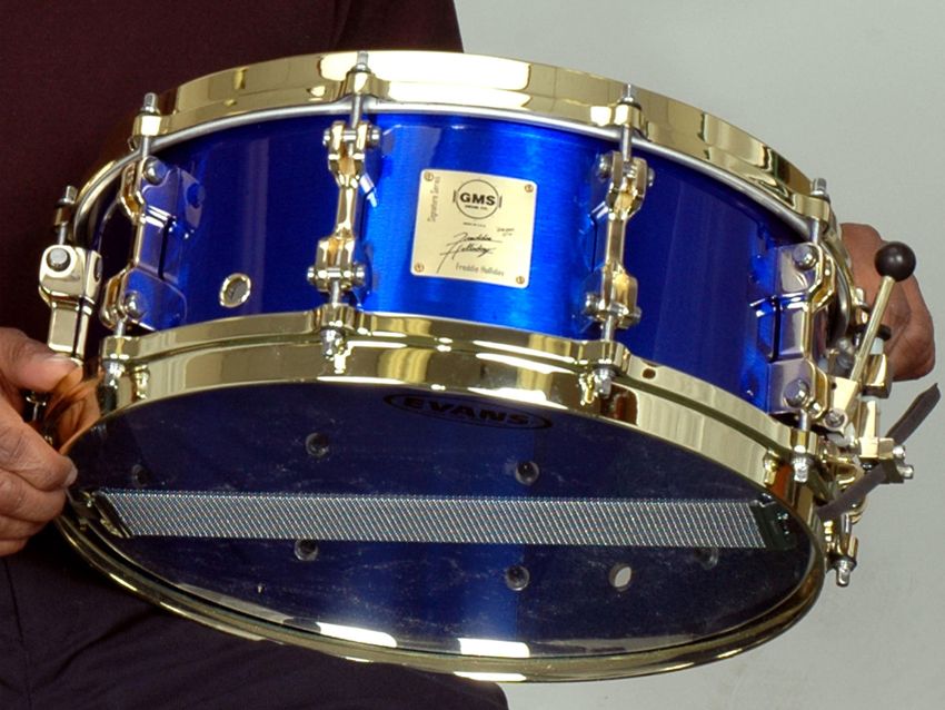 The snare boasts ten gold-finish special edition series snare lugs