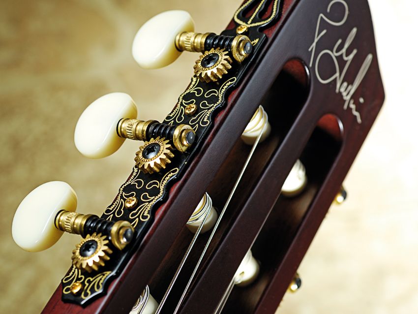The classical-style gold/black tuners are teamed with cream pegs.