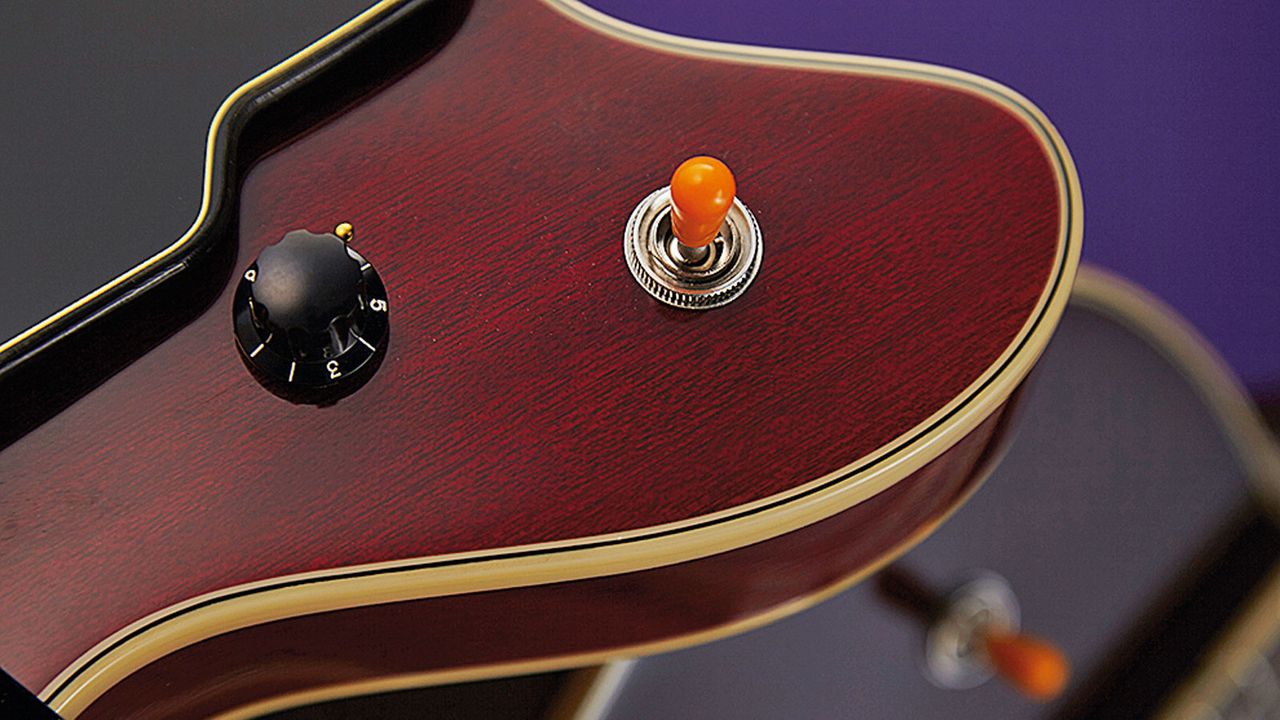 Along with an added Bigsby, the Starfire V differs from the IV with the addition of a master volume control on the treble horn