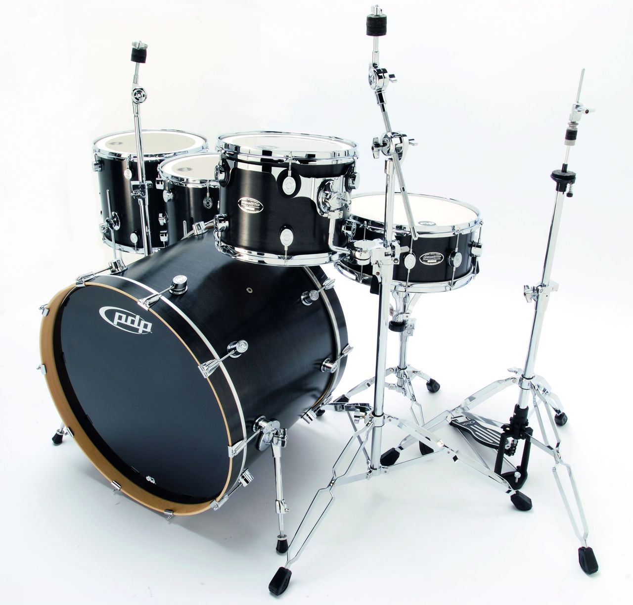 The tom is hung from a clamp on the cymbal stand, so there&acute;s no tom arm socket to impede the vibrations of the bass drum shell