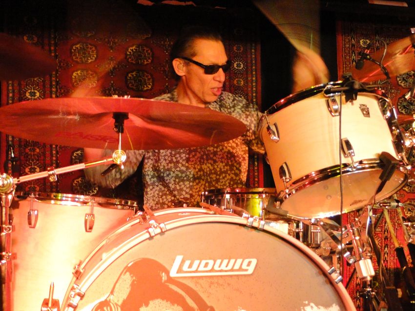 Alex Van Halen brings thunder and swing on a sparse, four-piece kit