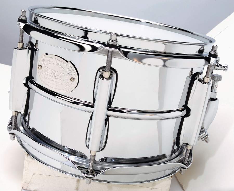 The 10"x6½" snare balances high-pitched tones with a satisfying fatness