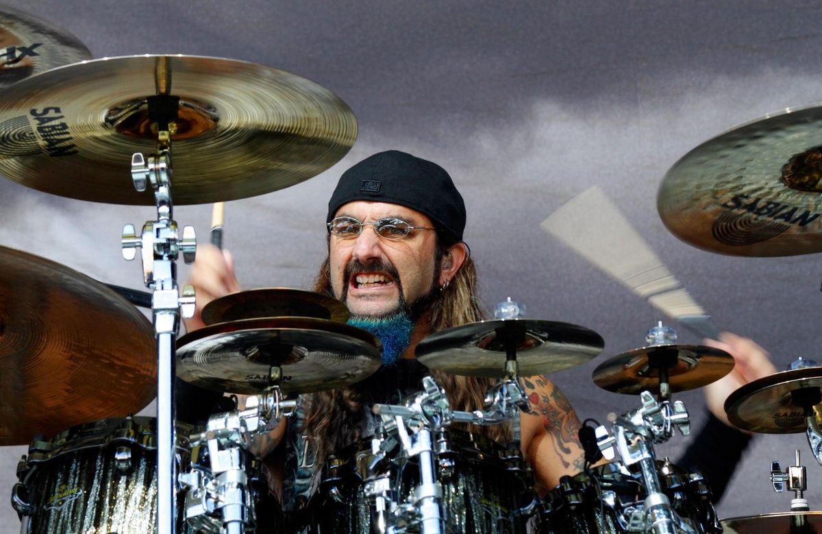 Mike lessons. Dream Theater барабанщик. Майк портной барабанщик. Mike Portnoy Dream Theater. Майк портной Dream Theater.