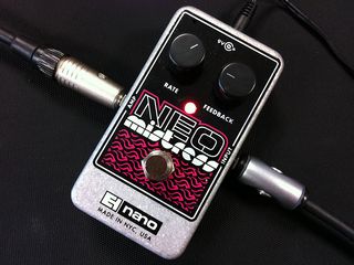 Simple and with a small footprint, the Neo Mistress brings a late '60s vibe to your 'board