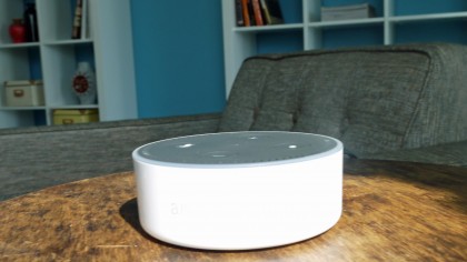 Det är enkelt att styra dina Hue-lampor med en Amazon Echo-högtalare som Dot, som syns på bilden ovan (Bild: Philips)