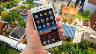 Oppo R7 in the hand