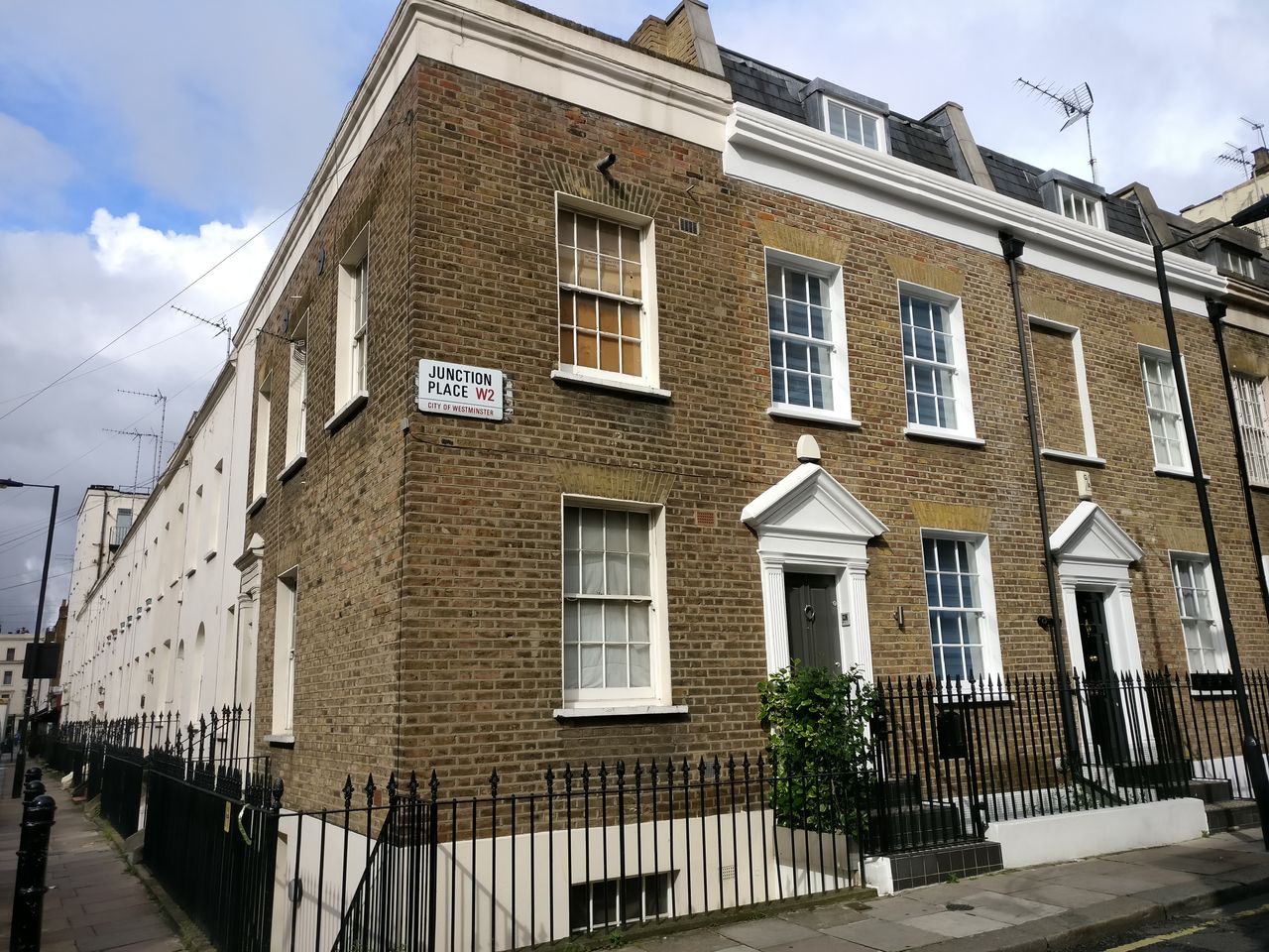 This shot of a house has a high level of detail and used the HD mode on the OnePlus 3