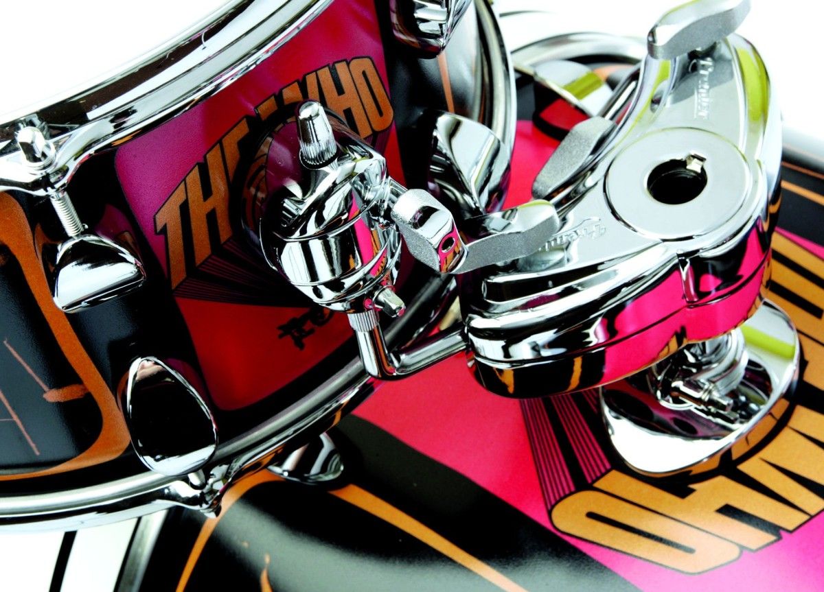 The lugs are the oval Premier Series design.