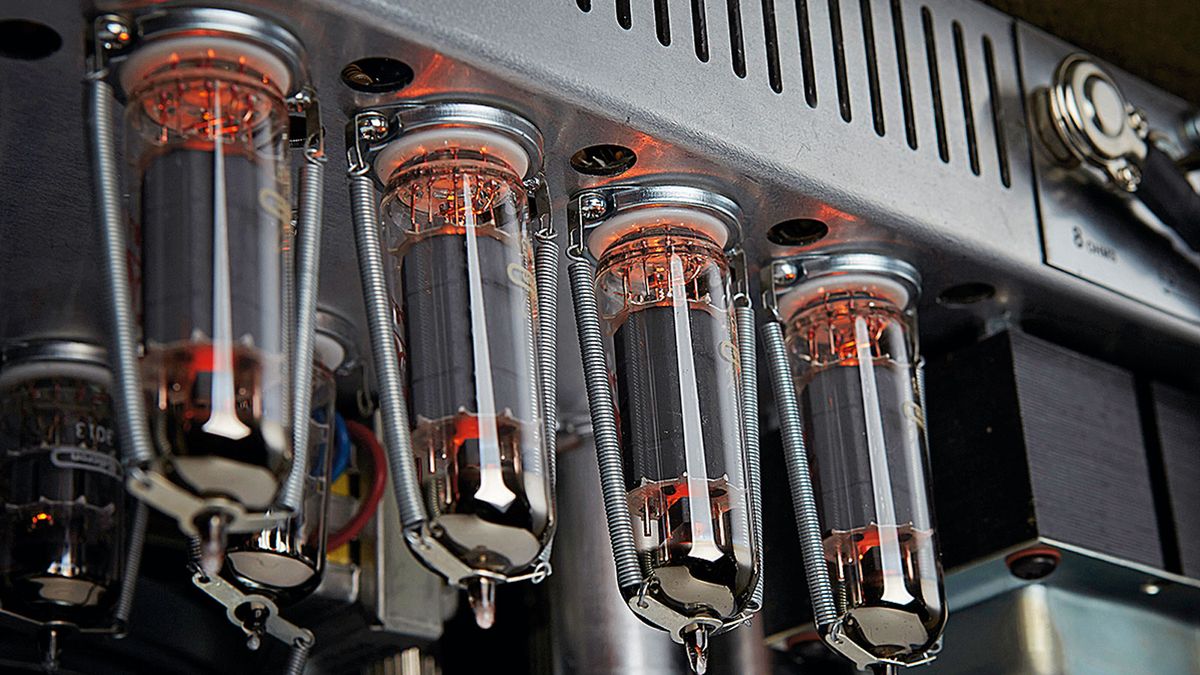 A quartet of EL84s provide around 30 watts, with the option to switch down to 15 watts when needed