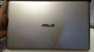 Asus EeeBook X205 - the front cover