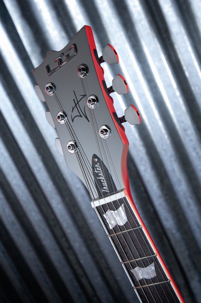The headstock is armed with locking Sperzel machine heads