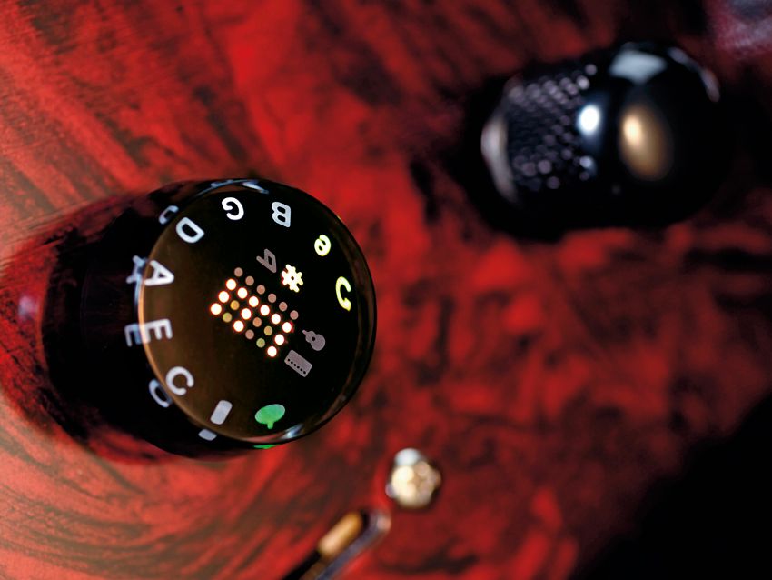 Rotate the Gear Shift knob and watch the Robot tuners do their thing. Pulling it up also turns the guitar on, which took us an embarrassingly long time to figure out&hellip;