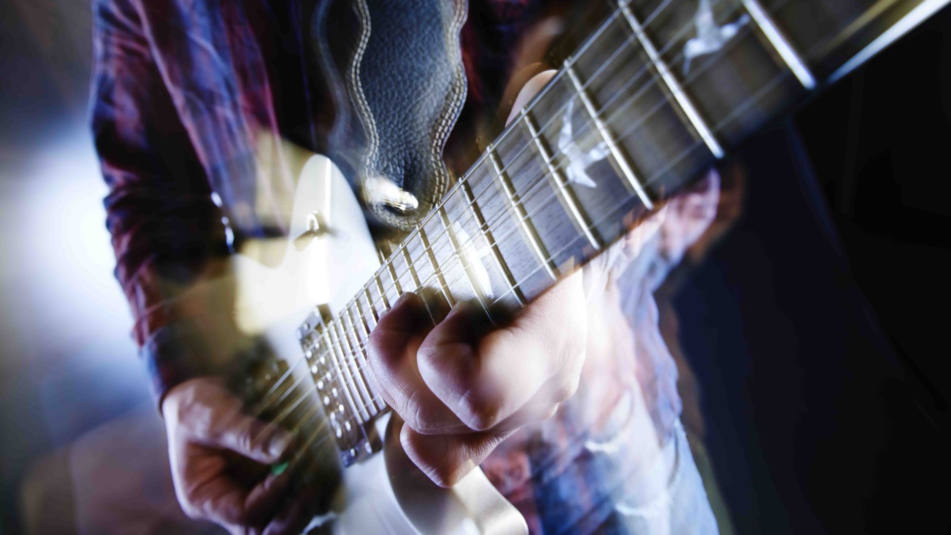 Гитарный эксперт. Гитара все что было. Электрогитара в руках. Электрогитара в руках. Фото лев играет на акустической гитаре.