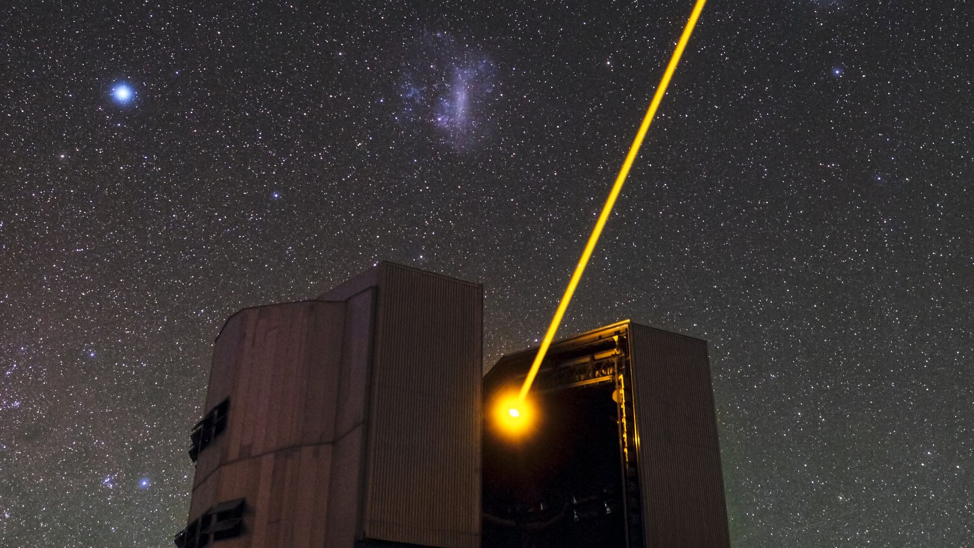 Massive DeathStarlike laser creates an artificial star in our sky