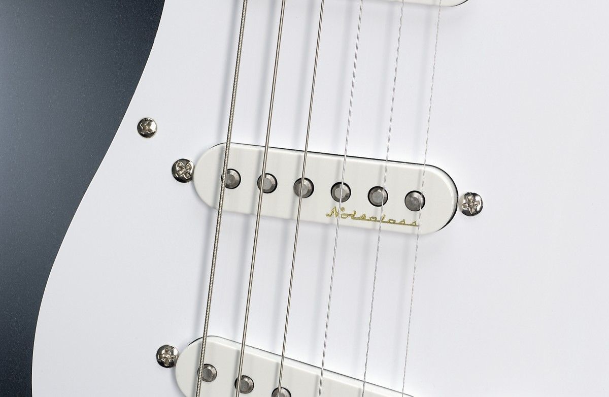 The EC Signature features Fender Vintage Noiseless Pickups.