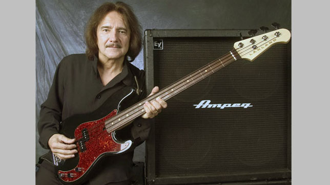 Mr Geezer Butler getting comfy with his Lakland signature