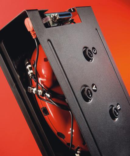 The rear-mounted fan keeps tubes cool and has a very low noise.