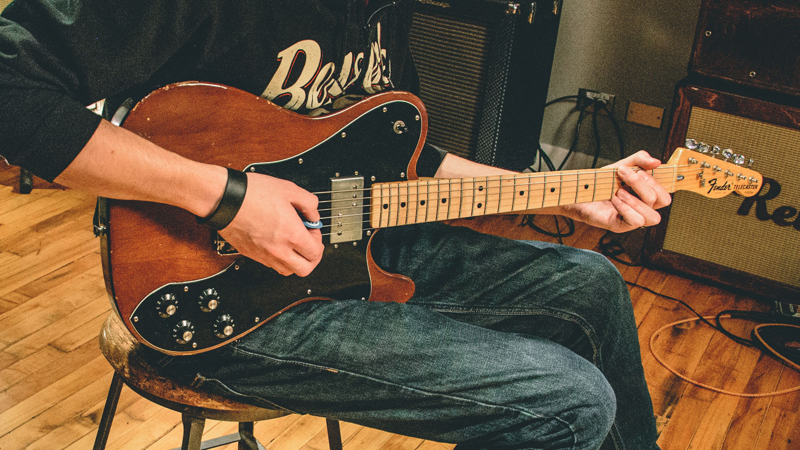 With a humbucker at the neck, classic single-coil twang at the bridge and a mocha finish, this Tele is an icon of &#039;70s Fender guitars