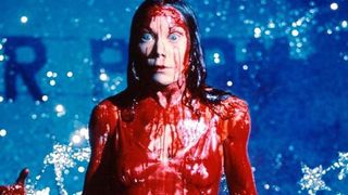 En nedblodad och skräckslagen Carrie i filmen med samma namn.