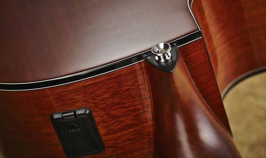 With second strap buttons and excellent electro systems, these guitars are designed with the live stage in mind