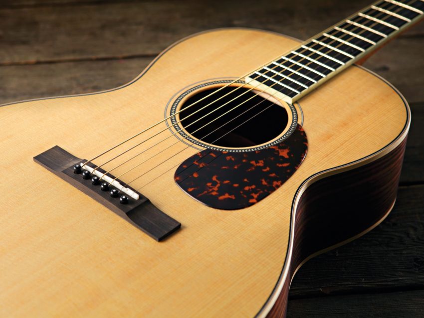 The 000-3R Ltd's top is a quality chunk of sitka spruce.