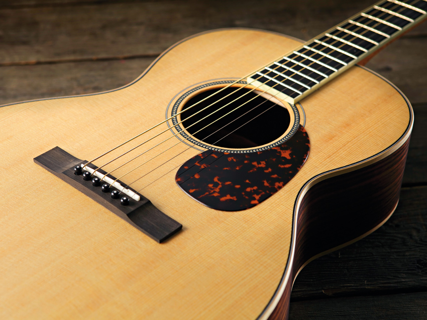 The 000-3R Ltd&#039;s top is a quality chunk of sitka spruce.