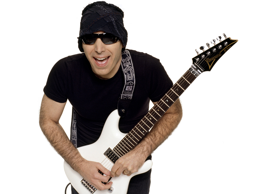 Joe Satriani: smiling at his fans&#039; backing