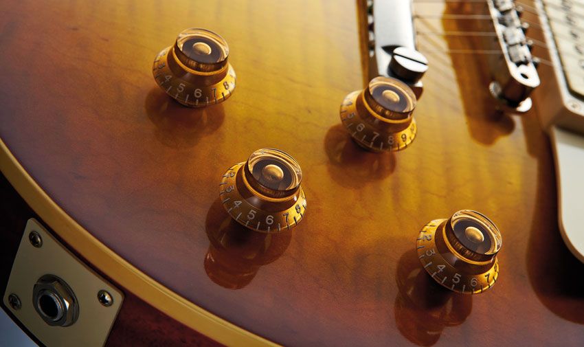 The R9 has period-correct 500k pots and modern Bumblebee capacitors