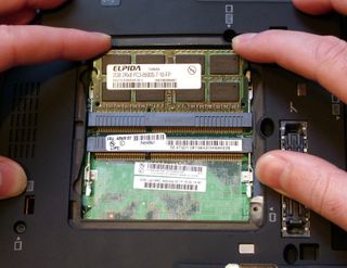 How to install laptop memory