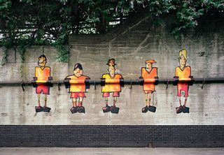 orange street art: fussball