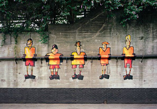 orange street art: fussball