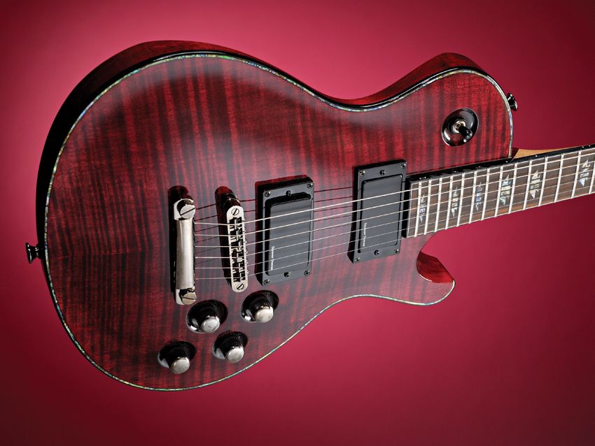 The DS-1 ST looks like a standard singlecut but features an extremely light body.