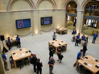 Covent Garden Apple Store in 'smash and grab' attack
