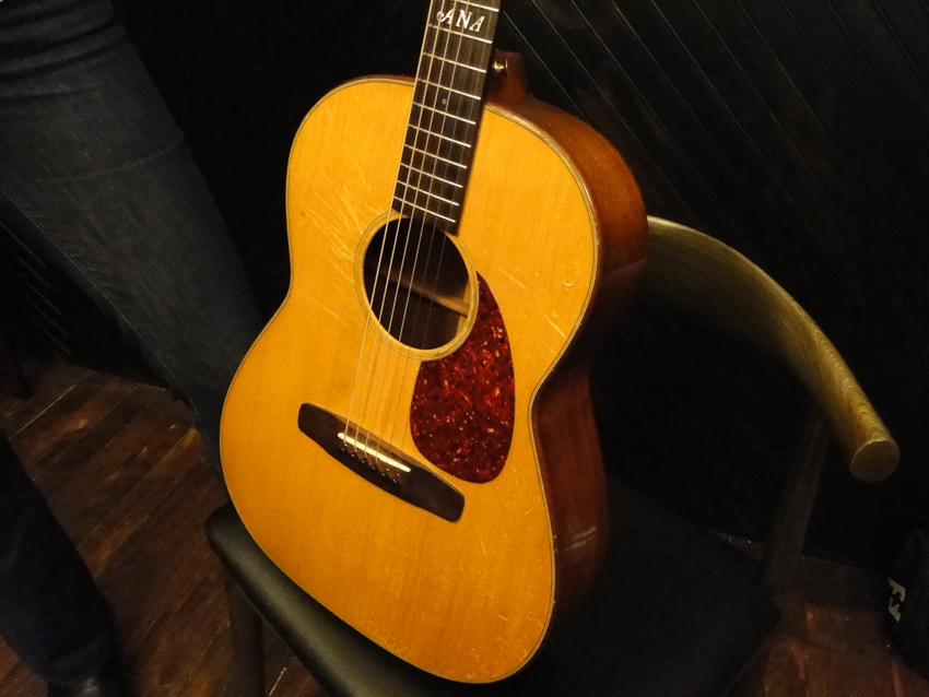 Spruce top, mahogany back and sides...nice