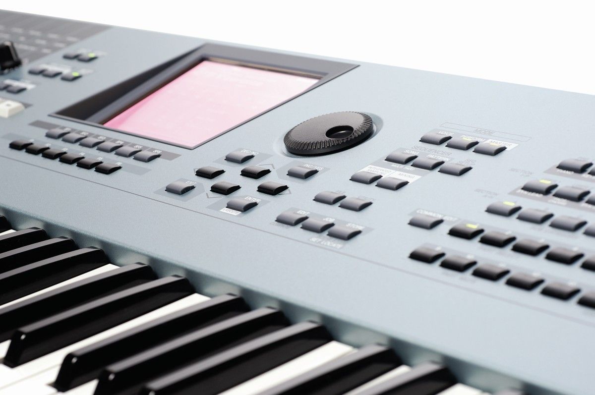 This is the first Motif to feature a colour LCD screen.