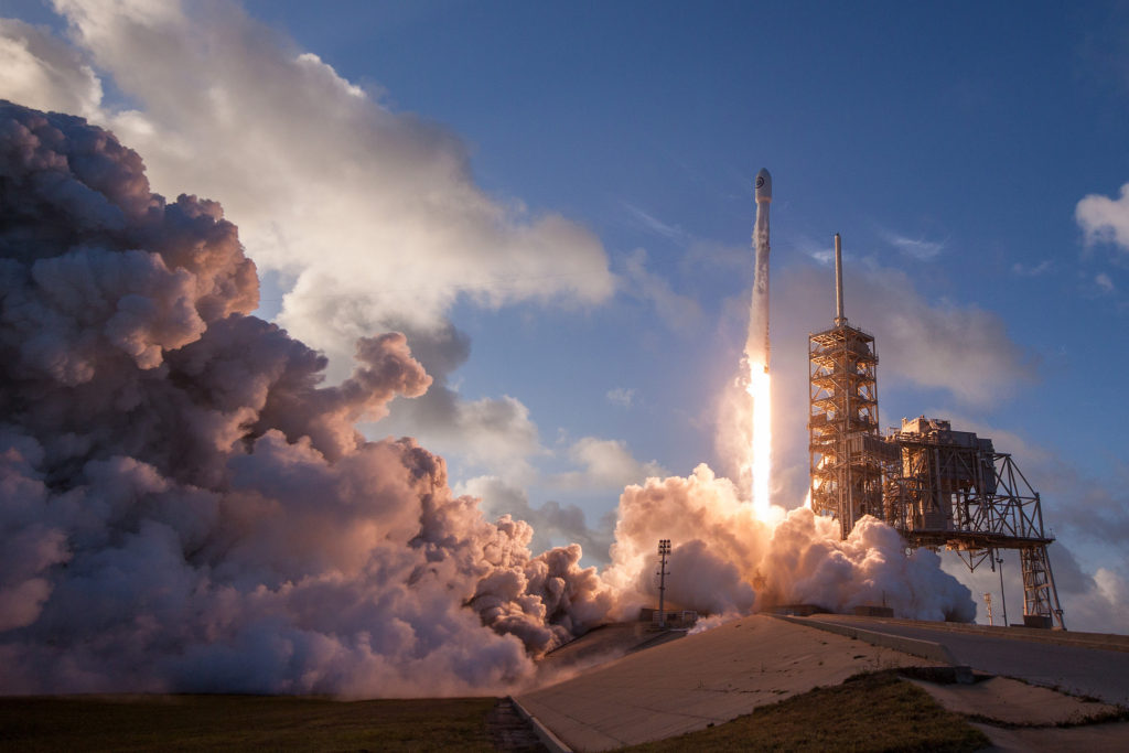 SpaceX&#039;s Falcon 9 lifting off