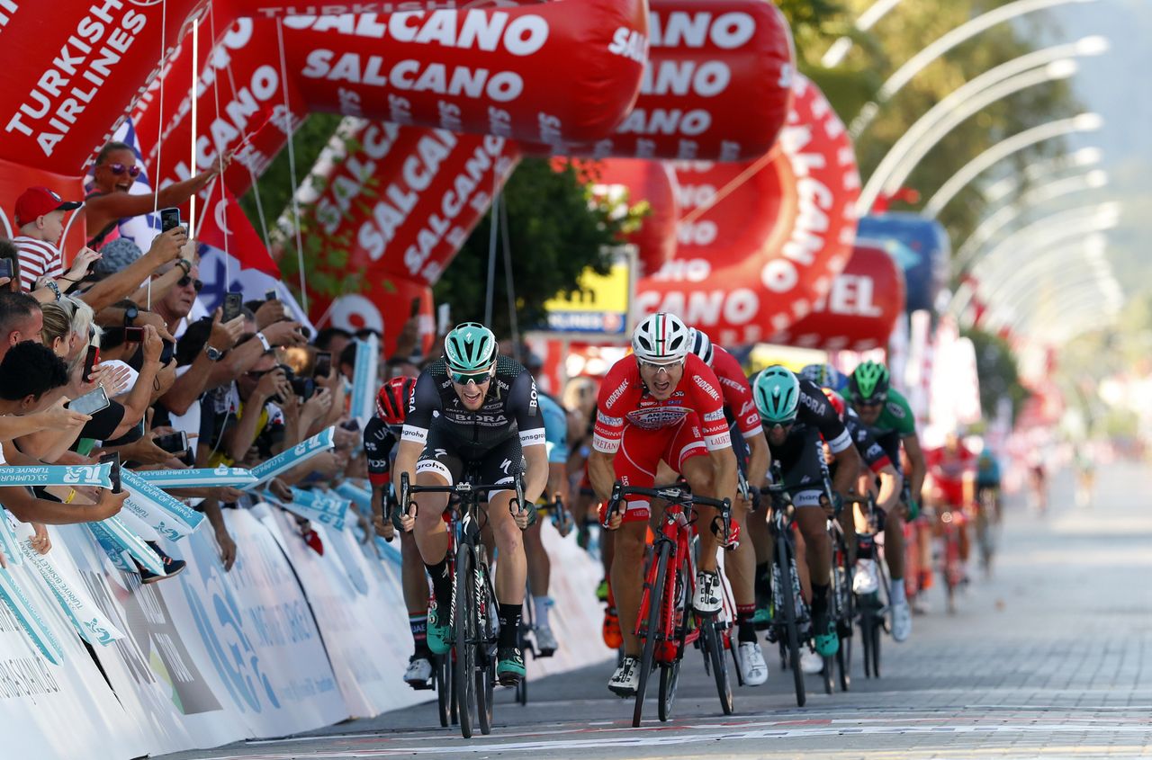 Sam Bennett holds off Marco Benfatto