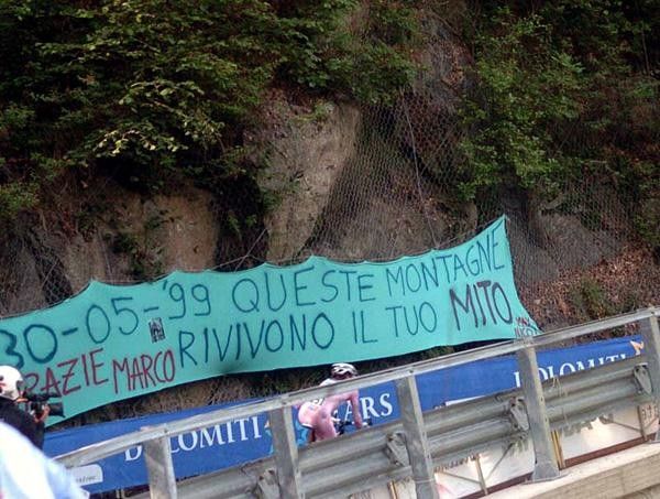 Danilo Di Luca (Liquigas) passes a fan's sign.