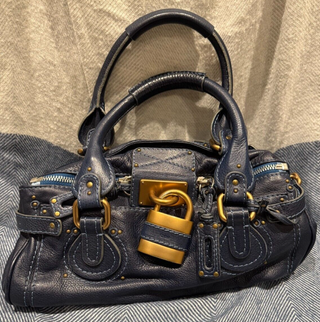 22RVhCDWX3whRazxZ58haQ-320-80 The Chloé Paddington هي واحدة من أكثر الحقائب الطنانة في عام 2025
