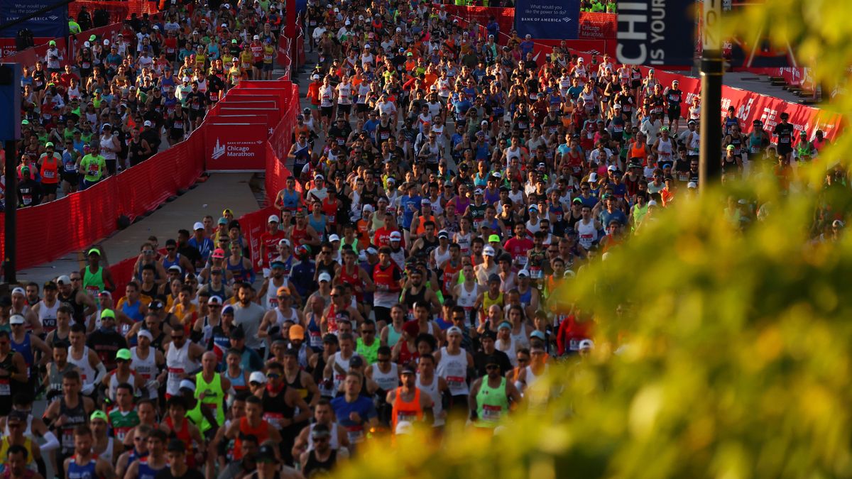 Runners at the start of the Chicago Marathon 2022