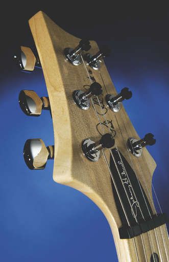 The truss rod cover is flush-mounted to facilitate behind-the-nut bends